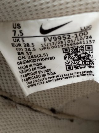 Zapatillas Nike Beige y Blancas
