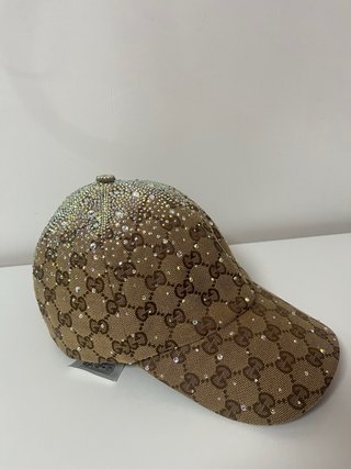 Gorra Gucci con diamantes