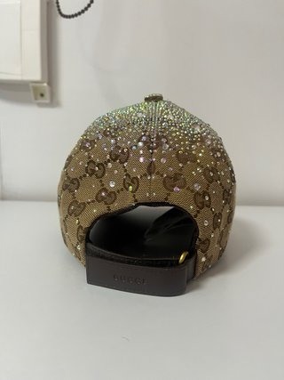 Gorra Gucci con diamantes