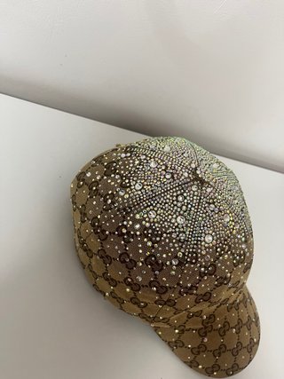 Gorra Gucci con diamantes