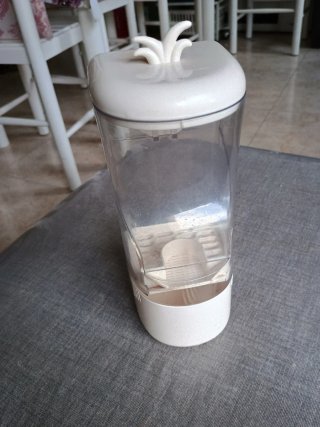 Comedero para aves de plástico