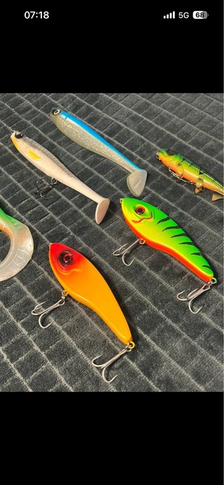 Señuelos de pesca variados