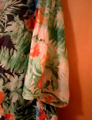 Blusa fina floral talla 56 (da como 52)