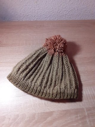 Gorro de lana tejido a mano con pompón