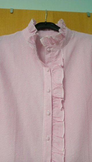 Camisa rosa con volantes