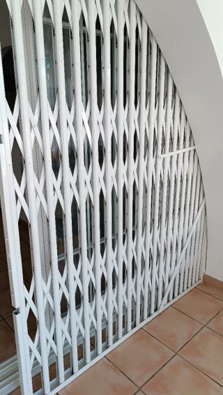 Reja de tijera blanca extensible