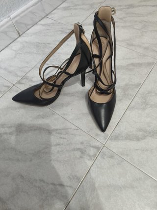 Zapatos de tacón negros con tiras