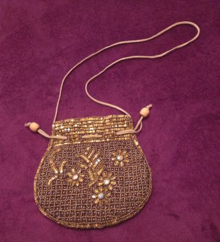 Bolso de fiesta dorado con pedrería