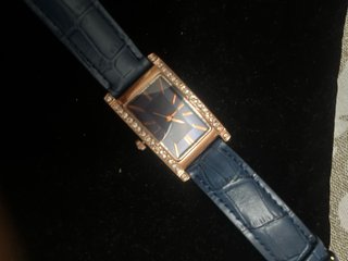 Reloj de pulsera dorado y azul