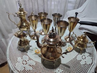 Juego de té dorado con vasos