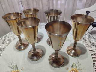 Juego de té dorado con vasos