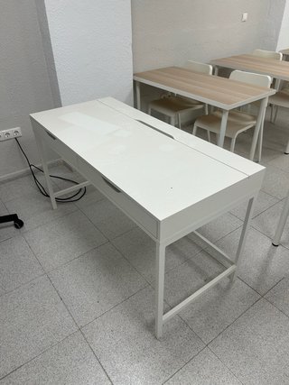 Mesa de profesor blanca