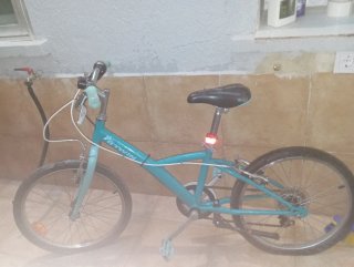 Bicicleta BTWIN azul poco usada ruedas pinchadas