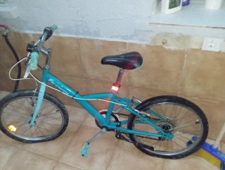 Bicicleta BTWIN azul poco usada ruedas pinchadas