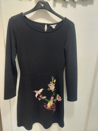 Vestido negro con bordado de pájaro y flores