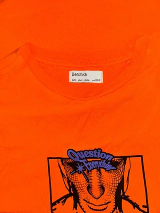 Camiseta Bershka Question Everything