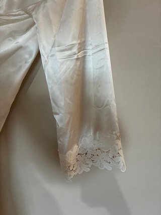 Pijama estilo satén blanco encaje talla M. 2 pieza