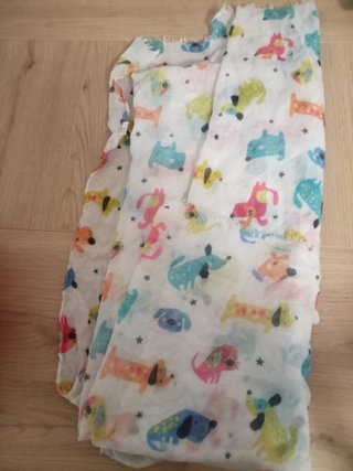 Pañuelo blanco con perros multicolor