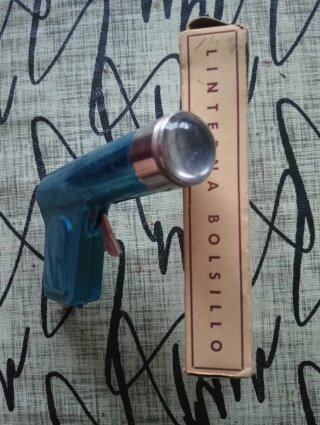 Linterna antigua de bolsillo tipo pistola