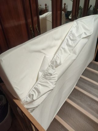 Cuna madera con colchón y funda impermeable.