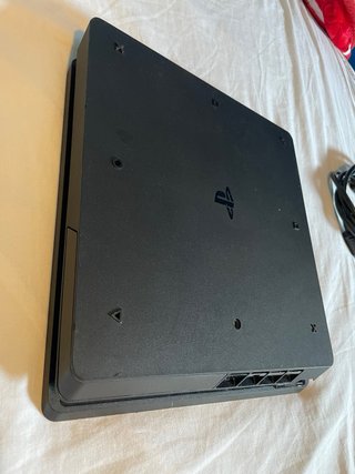 PS4 (PlayStation 4) Negra + 4 Juegos