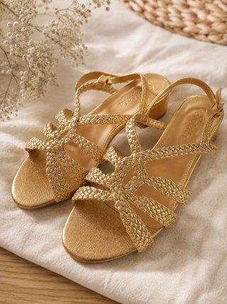 Sandalias doradas trenzadas