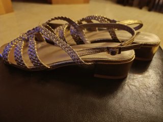 Sandalias doradas trenzadas