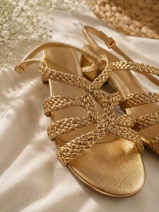 Sandalias doradas trenzadas