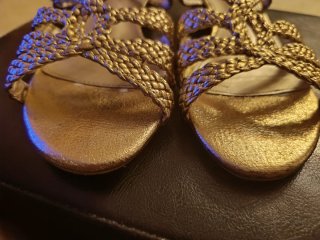 Sandalias doradas trenzadas