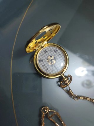 Reloj de bolsillo mecánico dorado