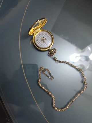 Reloj de bolsillo mecánico dorado