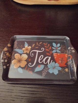Bandeja decorativa con flores y taza