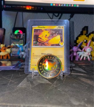 Carta y Moneda Pikachu Pokémon 30 Aniversario