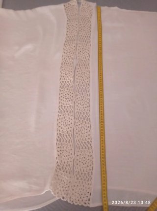 Caftán beige con detalles de crochet