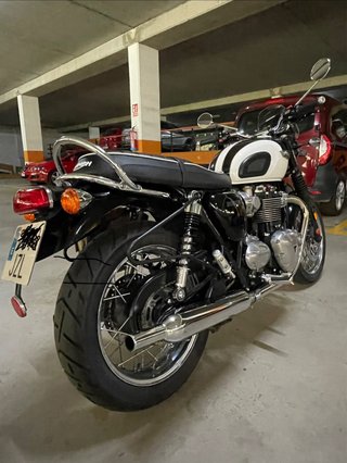 Triumph Bonneville T120 Negra y Blanca