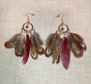 Pendientes largos plumas marrones y rojas