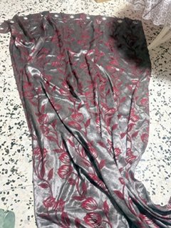 Cortina gris con flores rojas