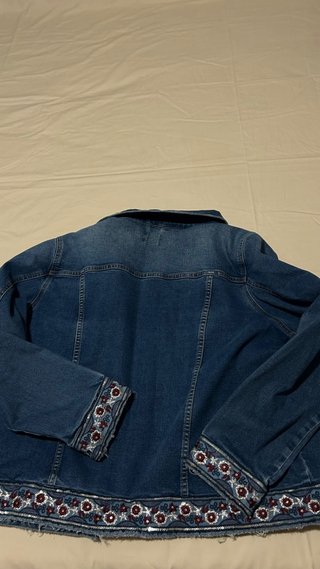 Cazadora vaquera oversize bordada