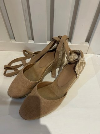 Alpargatas Castañer cuña beige y marrón
