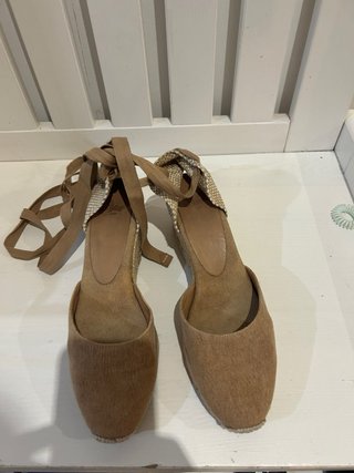 Alpargatas Castañer cuña beige y marrón