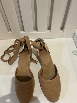 Alpargatas Castañer cuña beige y marrón