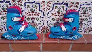 Patines en línea azules y rosas