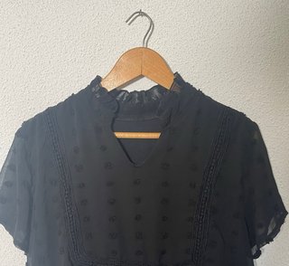 Blusa negra manga corta lunares L