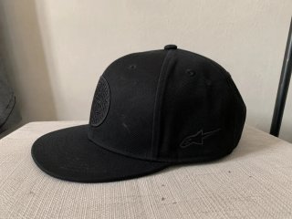 Gorra Alpinestars negra Snapback visera plana