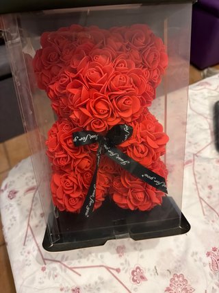 Oso de rosas rojas con caja