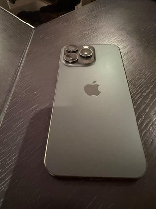 iPhone 15 Pro Max color Negro + cable cargador