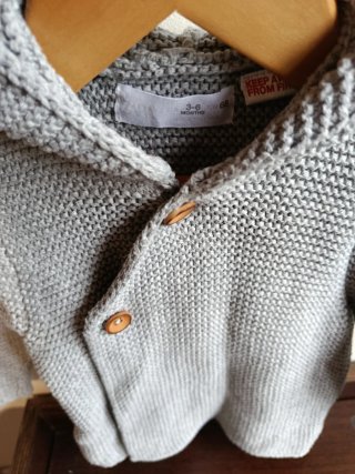 Chaqueta punto Zara gris con capucha