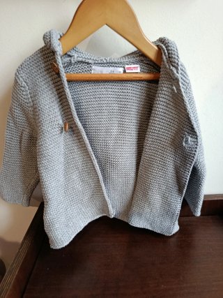 Chaqueta punto Zara gris con capucha