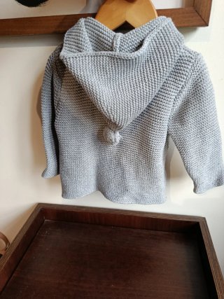 Chaqueta punto Zara gris con capucha