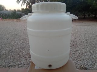 Bidón de agua blanco con asas